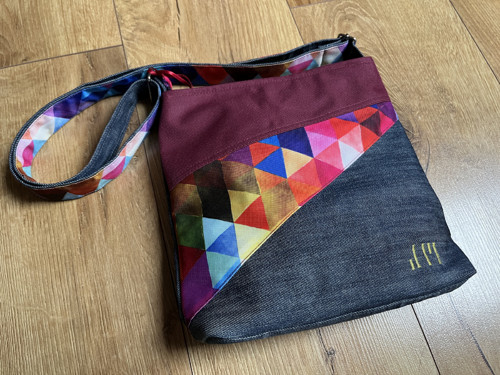 Crossbody tmavě džínová s trojúhelníky + vínová