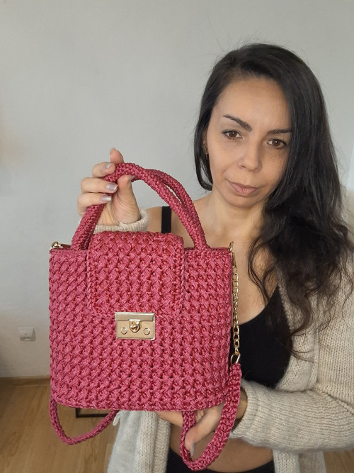Ručně háčkovaná kabelka – malinová elegance