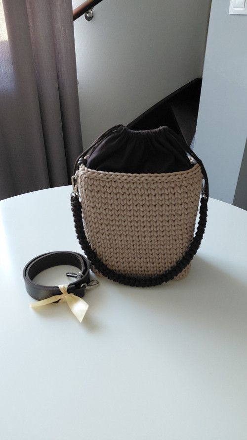 Ručně háčkovaná kabelka – bucket bag z pravé kůže