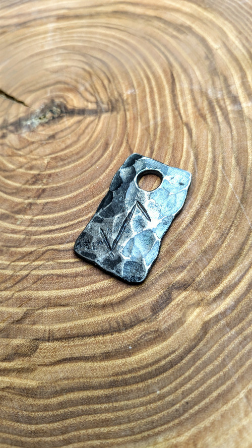 Runový přívěšek Eihwaz – ručně kovaný