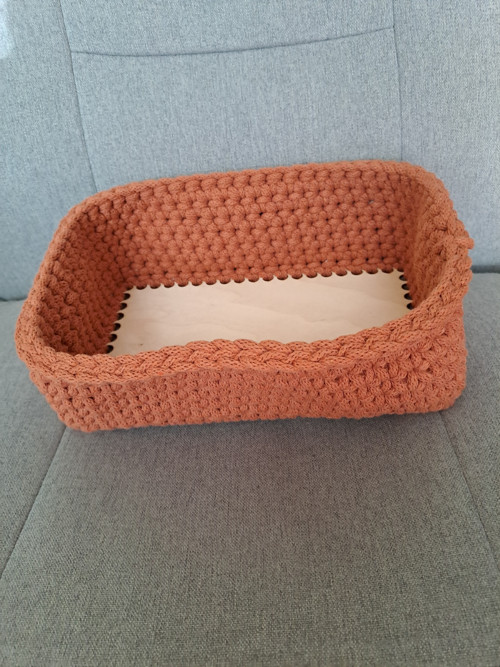 Košík háčkovaný, hranatý, do rezava