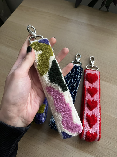 Pásková klíčenka barevnost - cca 20 cm