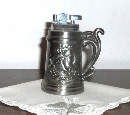 Suvenýr, kovový ZAPALOVAČ, korbel