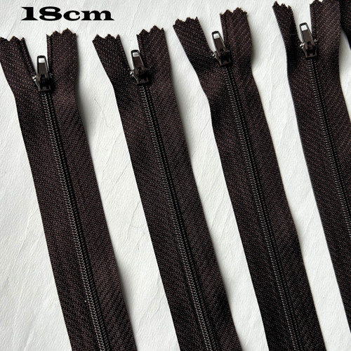 Zip - 18cm - hnědá čokoláda — foto 1