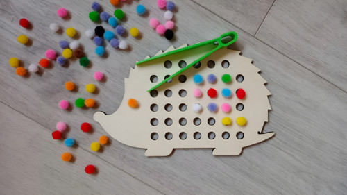 Montessori dřevěný výřez s kuličkami
