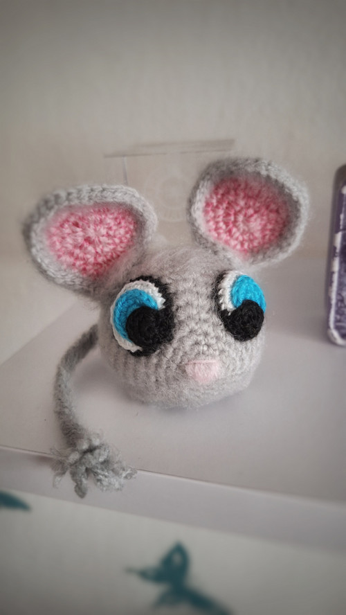 Háčkovaný pískomil
