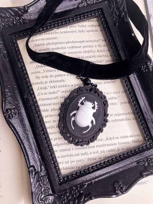 Náhrdelník choker sametka kamej Brouk