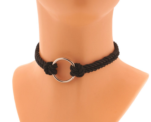 Černý Shibari provazový choker s kroužkem