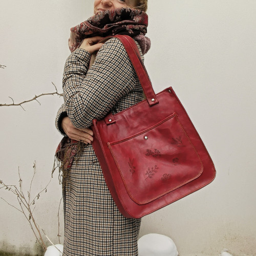 Kabelka WALKING Bag graving tmavo červená