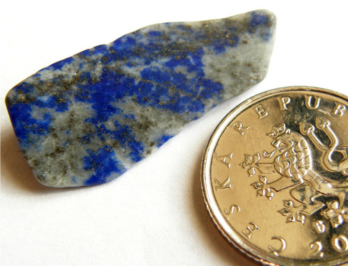 Lapis lazuli - leštěný kousek do šperku — foto 1