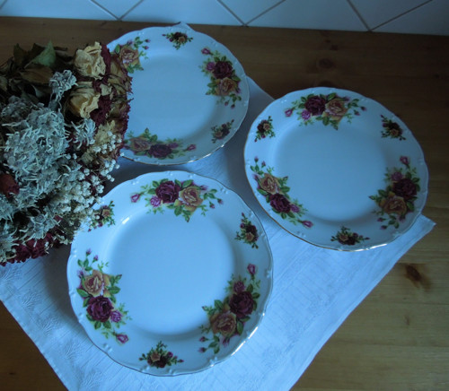 Pěkný značený porcelánový talíř