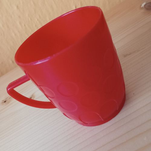 Červený plastový hrníček
