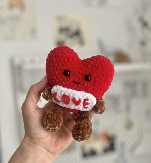 Háčkované srdíčko LOVE