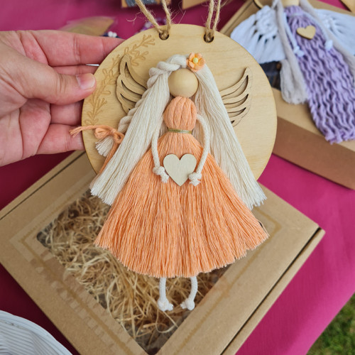 Anděl macramé STRÁŽNÝ ANDĚL ORANGE na DŘEV. KOL.