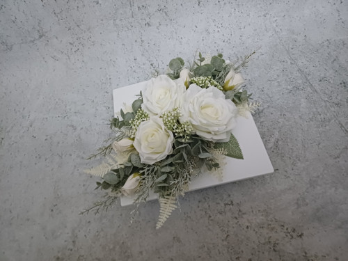 Ikebana s růžemi do bíla