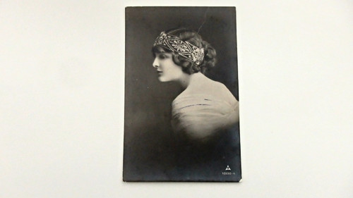 Dívka s čelenkou