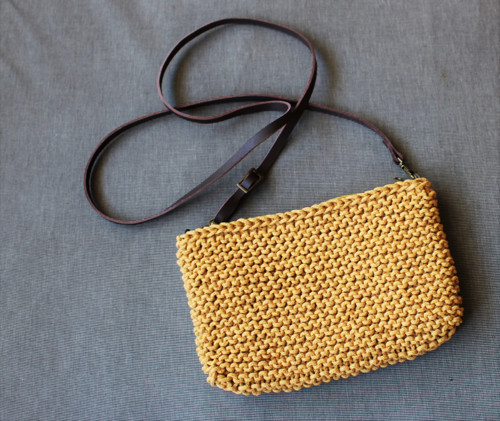 Přízová crossbody kabelka T153 hořčicová