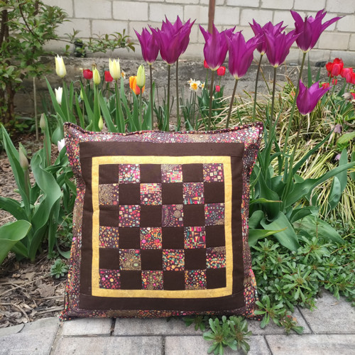 Povlak na polštář patchwork hnědý se zlatým.potisk
