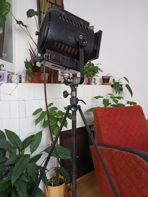 Vintage industriální reflektor na originál stojanu