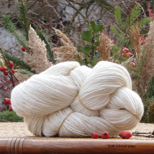 Běluška-ručně předené merino s viskózou 75g/154,5m