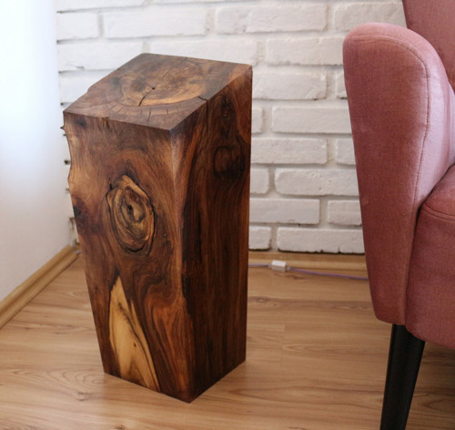 Sloup z ořechového masivu