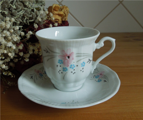 Porcelánový šálek s podšálkem