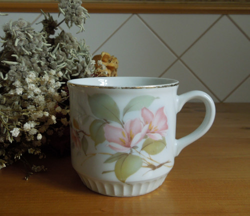 Porcelánový značený snídaňový hrnek