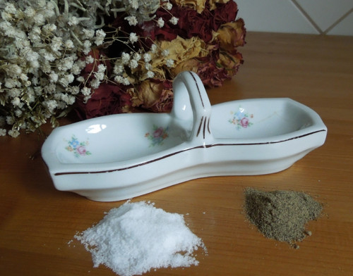 Stará porcelánová značená slánka