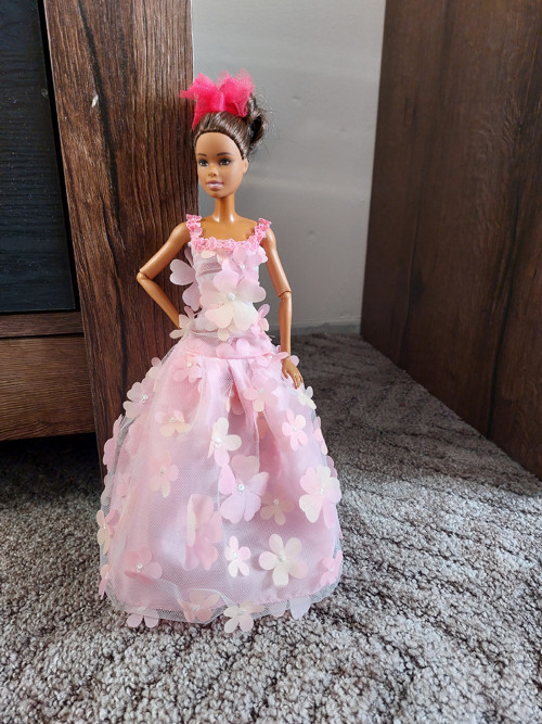 Růžové šatičky s květy pro Barbie