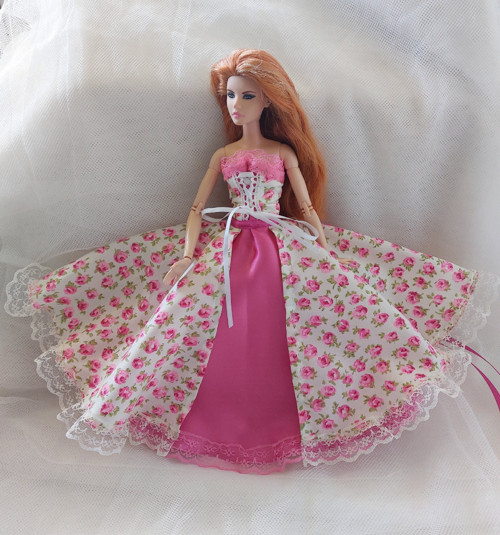 Šatičky s růžovými kvítky pro Barbie