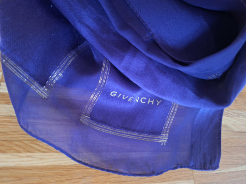 Chic vzdušná hedvábná šála zn.Givenchy — foto 1