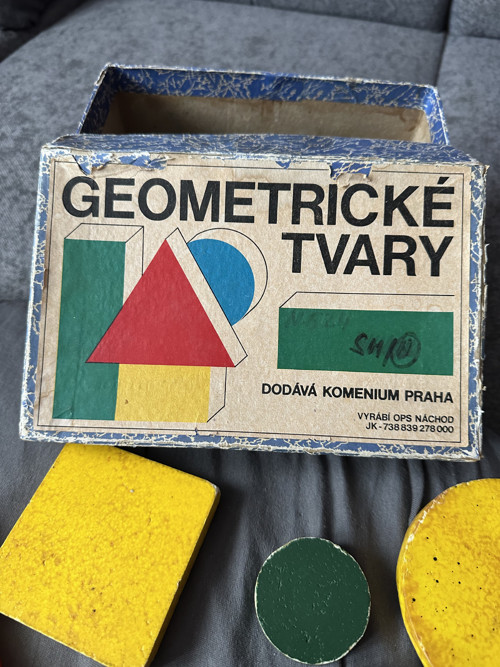 Retro školní pomůcka Geometrické tvary