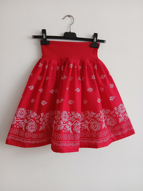 Folklórní suknĕ červená s bordurou