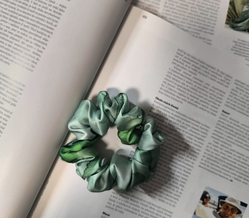 Forest Pause hedvábná scrunchie gumička