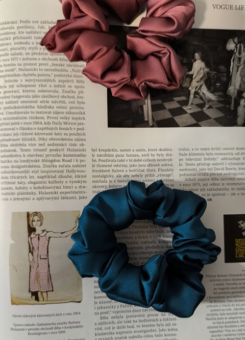 Petrolejová scrunchies gumička