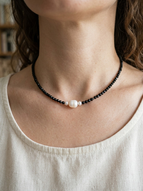 Náhrdelník - černý spinel, perličky, nerez — foto 1