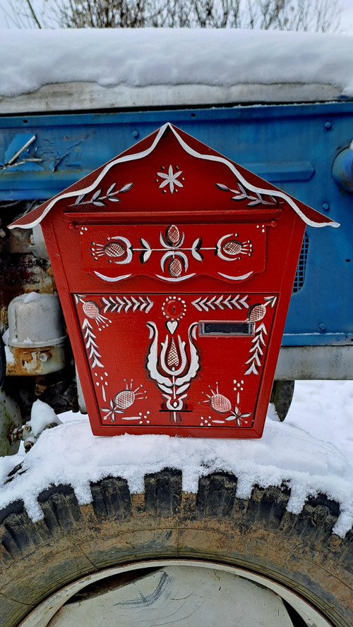 Poštovní schránka s ornamentom
