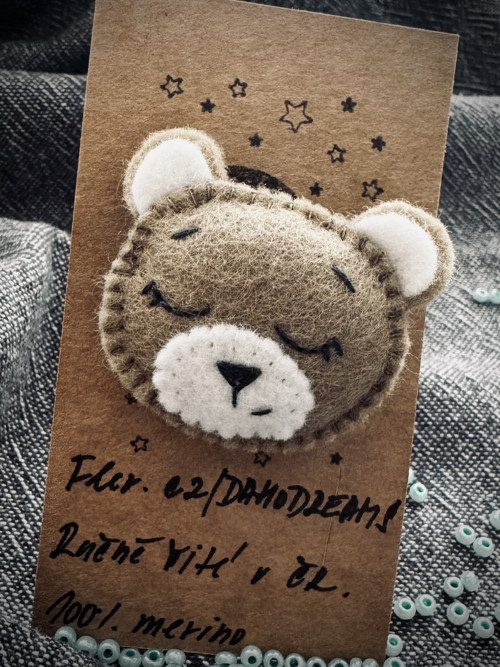 Ručně šitá brož z merino vlny Medvídek