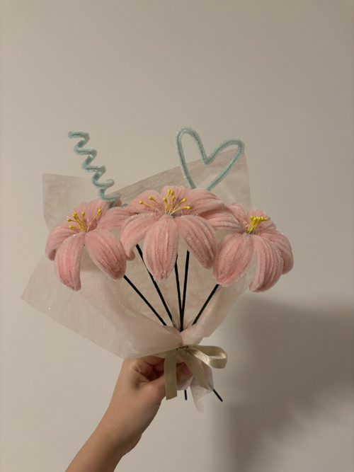 Třpytivá valentýnská kytice, 3 lilie