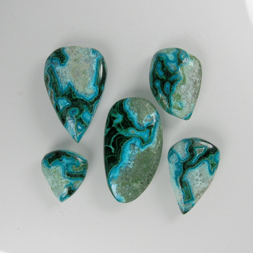 Chrysokol-Malachit, 63,44ct./5ks., 16-31mm