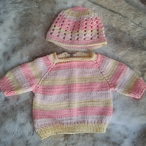 Baby Born 43 cm - pruhovaný svetr a čepice
