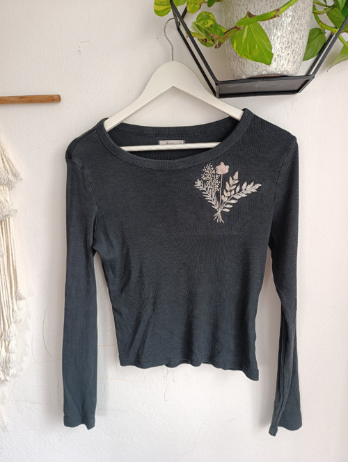Černo šedivý crop top s ruční výšivkou