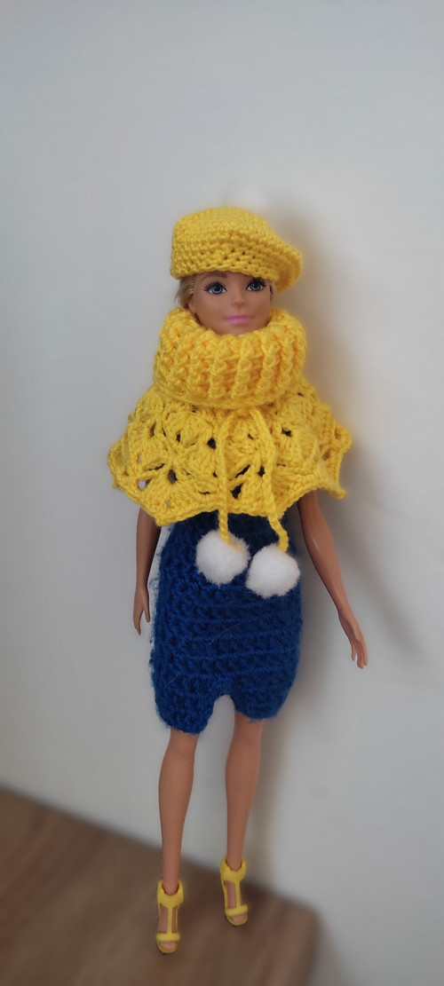 Pelerínka a baret pro Barbie