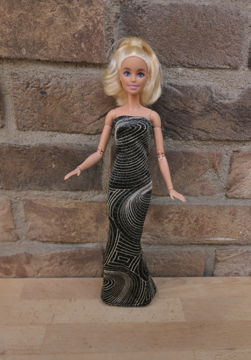 Dlouhé šaty pro modelku Barbie