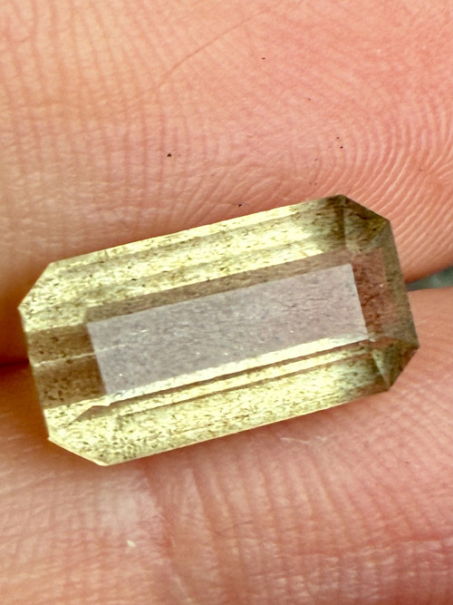 SKAPOLIT žlutý-šperk. drahokam,2.65 Ct. AFGÁNISTÁN