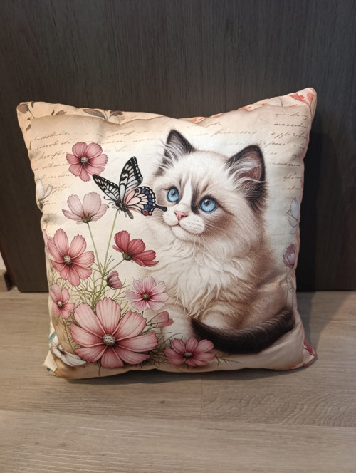 Dekorativní polštář kočky a motýla