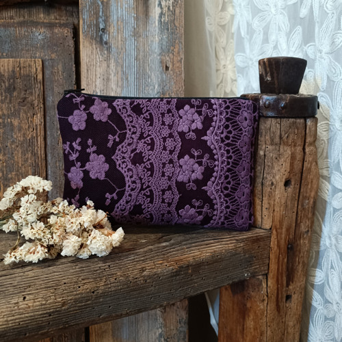 Malá krajková kapsička purpurové barvy