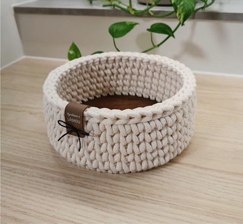 Háčkovaný košík/ošatka