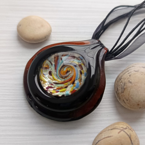 Náhrdelník s krásným skleněným přívěskem