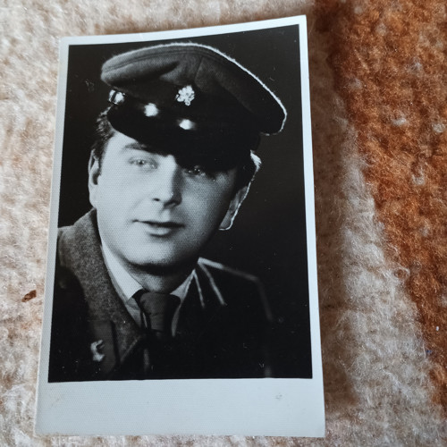 V uniformě